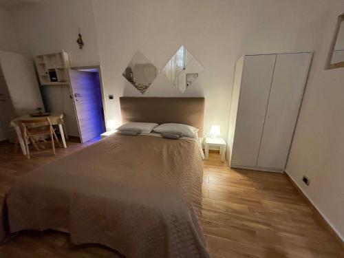 シラクーサにあるIl Borgo Nuovo di Ortigiaのベッドルーム1室(大型ベッド1台付)