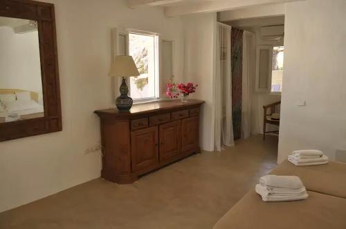 sypialnia z 2 łóżkami i komodą z lustrem w obiekcie La Madrugada Formentera by Tentol Hotels w mieście Sant Ferran de Ses Roques