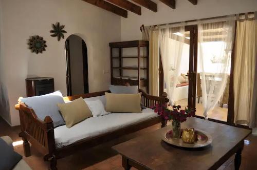 salon z kanapą i stołem w obiekcie La Madrugada Formentera by Tentol Hotels w mieście Sant Ferran de Ses Roques