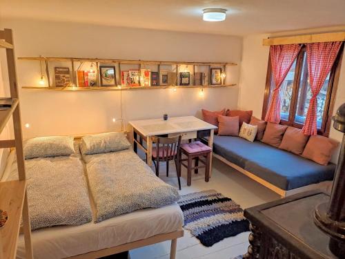 - un salon avec un canapé et une table dans l'établissement Casa Petri Rosia Montana, à Roşia Montană