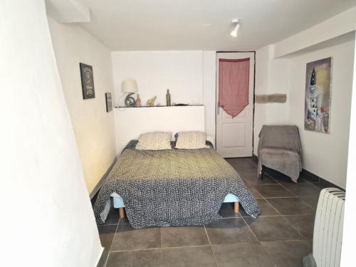 Ein Bett oder Betten in einem Zimmer der Unterkunft Le camélia de la mazarié