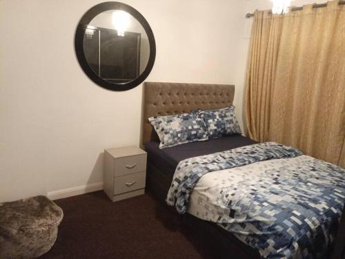 Voodi või voodid majutusasutuse London Serviced Accommodation x RM10 x Weekly x Monthly Discount x by D6ten Homes Ltd toas