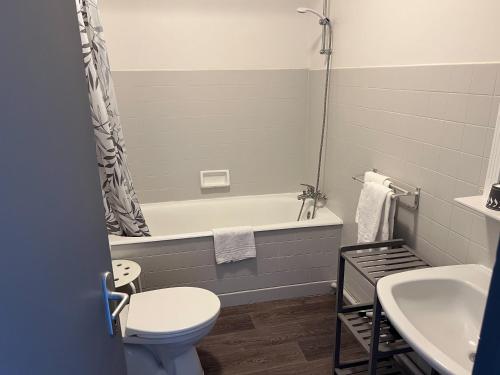 La salle de bains est pourvue d'une baignoire, de toilettes et d'un lavabo. dans l'établissement Le Chambellan, à Coux-et-Bigaroque