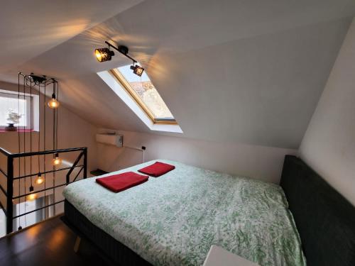 ein Schlafzimmer mit einem Bett mit zwei roten Handtüchern darauf in der Unterkunft Lovely holiday home in Cres