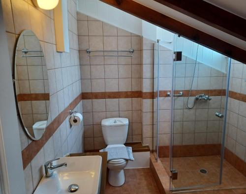 La salle de bains est pourvue de toilettes, d'un lavabo et d'une douche. dans l'établissement Villa Margarita, à Spetses