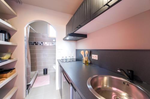 - une cuisine avec un évier en acier inoxydable dans l'établissement Desert de Ouarzazatte paris orly, à Vigneux-sur-Seine