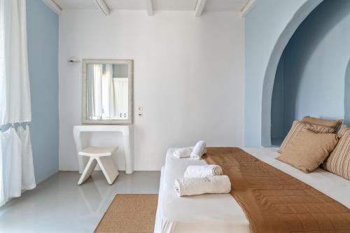 Кровать или кровати в номере Ninemia Suites Tinos Grand 203