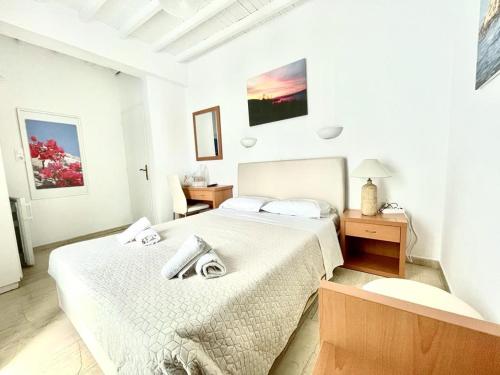 ein weißes Schlafzimmer mit 2 Betten in einem Zimmer in der Unterkunft Anna in Megali Ammos