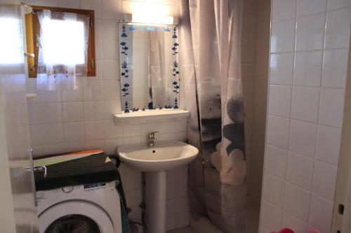 une petite salle de bain avec un lavabo et des toilettes dans l'établissement Proche de la plage et des commerces joli pavillon 6 personnes-6VROUS5, à Saint Cyprien Plage