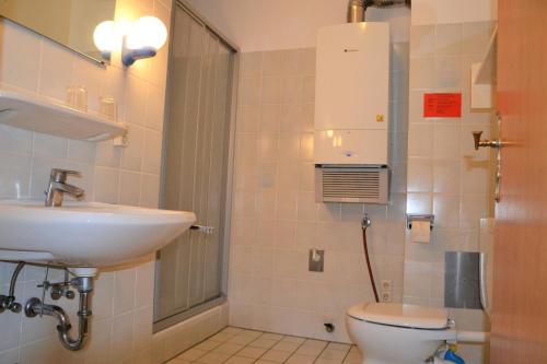 een badkamer met toilet en wastafel bij *Schmitz - Ferienwohnungen in Greetsiel