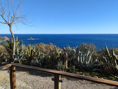 a view of the ocean from a bench at CHALET STANDING Vue mer in Saint-Raphaël