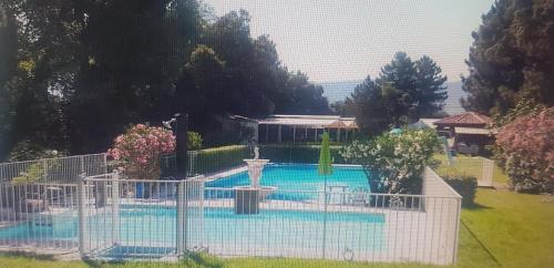 - une piscine avec une fontaine dans la cour dans l'établissement Maison sur les hauteurs d'Ajaccio, à Valle-di-Mezzana