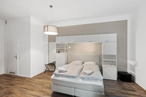 ベルリンにあるArbio I 1A Rooms & Apartments Prenzlauerberg Berlinの白い天井の白いベッドルーム(ベッド1台付)