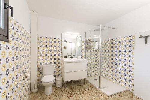 een badkamer met een toilet en een douche bij Horizonte in Orba