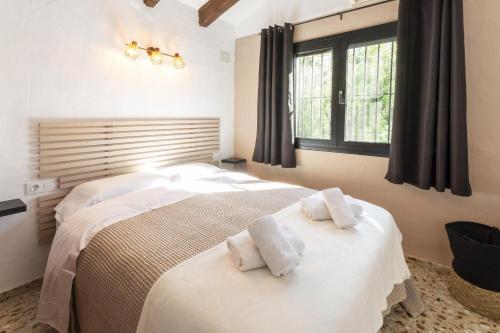 ein Schlafzimmer mit 2 Betten und Handtüchern darauf in der Unterkunft Horizonte in Orba