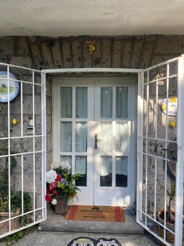 una puerta blanca de una casa con flores en La maison des citrons, en Meta
