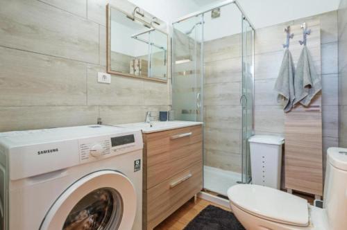 プエルト・デル・カルメンにあるGibshouse Meganのバスルーム(シャワー付)の洗濯機が備わります。