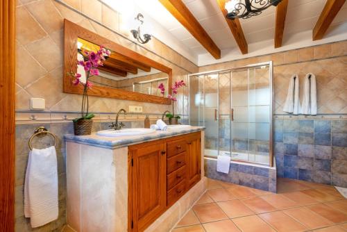 y baño con lavabo y ducha. en Cases de Son Roig, en Sant Joan