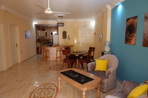 ein Wohnzimmer mit einem Sofa und einem Tisch in der Unterkunft SWEET ESCAPE in Al-Qusair