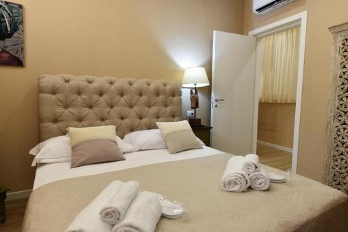 1 dormitorio con 1 cama grande y toallas. en Ristorante Paisà. Cibo e Ospitalità, en Agnone