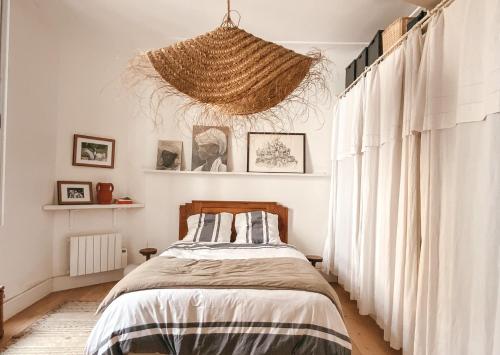 um quarto com uma cama e uma grande janela em Perla 4 pers & Terrasse em Biarritz