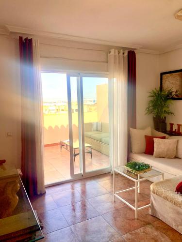 ÁTICO DELUXE entre CENTRO y PLAYA Salinas con TERRAZA, WIFI, PISCINA climatizada, GYM, SAUNA y GARAJE -Smart TV