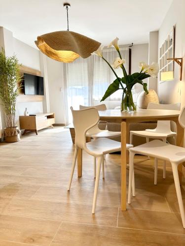 a dining room with a table and chairs at Apartamentos Noja Playa in Noja