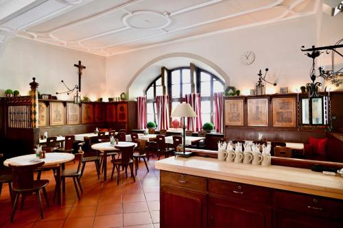 レーゲンスブルクにあるホテル ビッショフスホフ アム ドムのテーブルと椅子が備わるレストラン