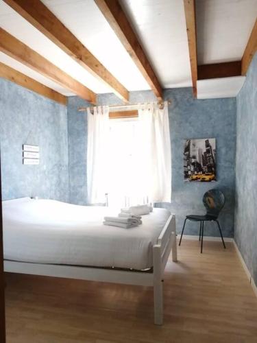 une chambre avec un lit blanc et une fenêtre dans l'établissement MAISON- Biaudos avec piscine chauffée, à Biaudos