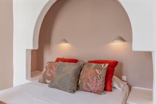 キオニアにあるNinemia Suites Tinos Grand 205の白いベッド(枕付)