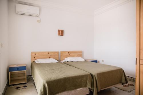 um quarto com uma cama com duas almofadas em CoZi Coliving em Mezraya