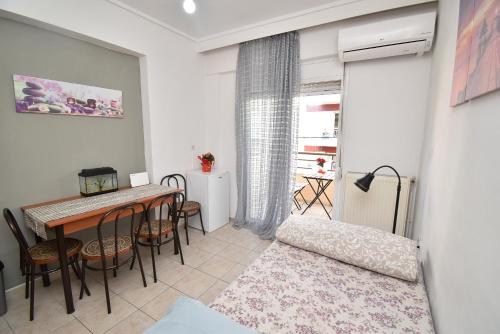 una sala con tavolo e sedie e una sala da pranzo di Central Apartment Thessaloniki-Easy Parking a Salonicco