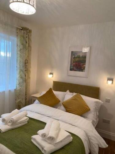 1 dormitorio con 1 cama grande y toallas. en Location, Location! Gorgeous 1 Bed Apt- Killarney, en Killarney