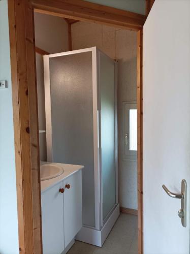 une salle de bain avec un lavabo et un meuble blanc dans l'établissement CAMPING DE LA CHALARONNE, à Saint-Didier-sur-Chalaronne