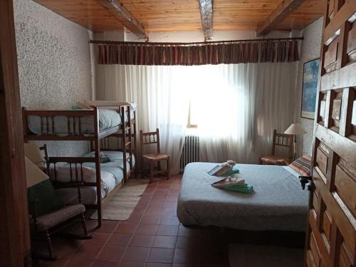 1 dormitorio con 2 literas y ventana en Lalmendra., 