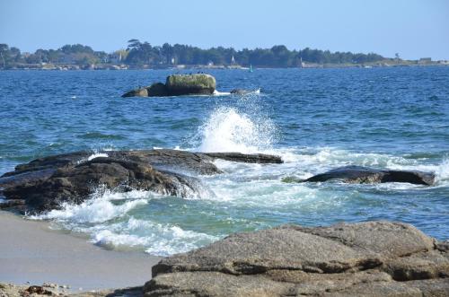 un cuerpo de agua con olas chocando contra rocas en Votre VUE, La MER, Les Bateaux !!! wir sprechen flieBen deutsch, Touristentipps, we speak English en Concarneau