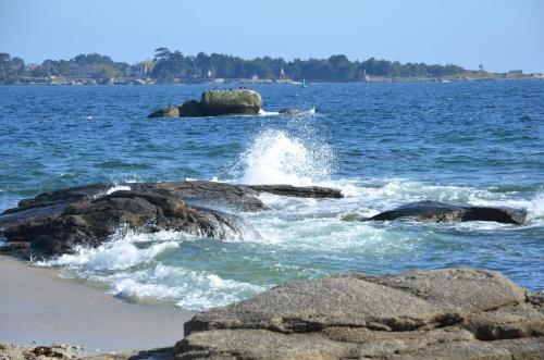 une masse d'eau avec des vagues s'écrasant sur des rochers dans l'établissement Votre VUE, La MER, Les Bateaux !!! wir sprechen flieBen deutsch, Touristentipps, we speak English, à Concarneau