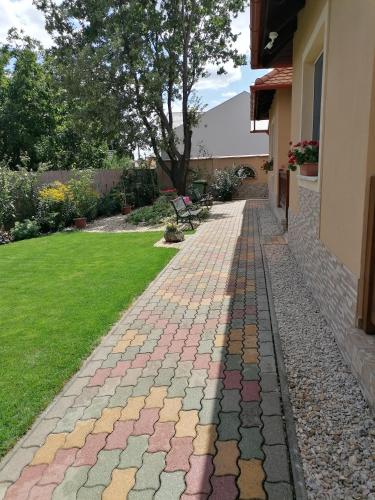 Κήπος έξω από το Kaktuszvirág Apartmanház
