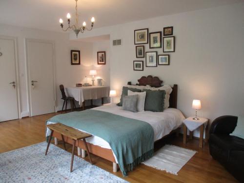 蓋布維萊爾的住宿－La maison de Lili，一间卧室配有一张大床和一张桌子