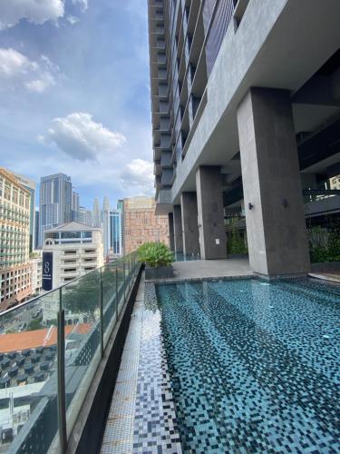 ein Pool auf dem Dach eines Gebäudes in der Unterkunft Anggun Residence Modern Suites with Netflix 3Mins to Monorail KL Near KLCC in Kuala Lumpur