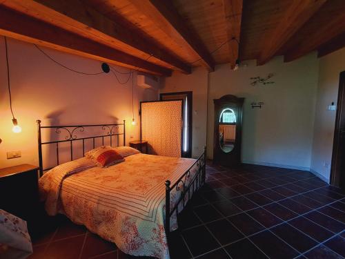 um quarto com uma cama grande num quarto em Agriturismo San Bartolomeo em Monselice