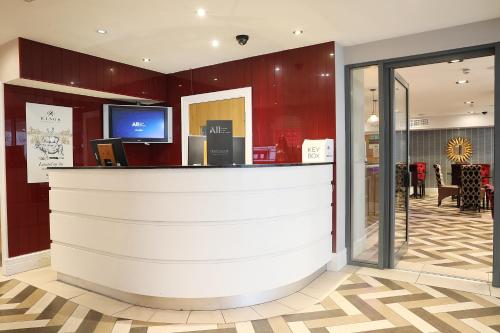a bar in a restaurant with a counter at Mercure Darlington King's Hotel in Darlington