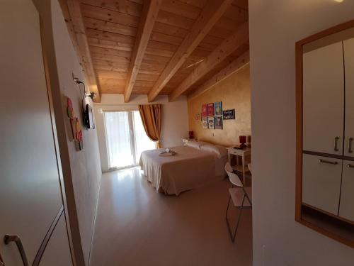 une chambre avec un lit blanc et une fenêtre dans l'établissement Il Girasole High Quality Inn, à Milan