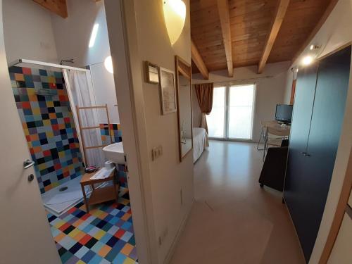 Pokój z korytarzem i pokojem z pokojem w obiekcie Il Girasole High Quality Inn w Mediolanie