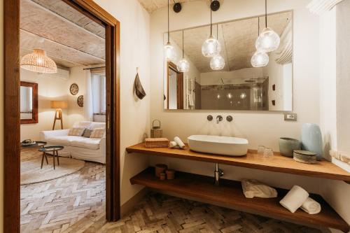 a bathroom with a sink and a mirror at La Villa Hotel in Mombaruzzo