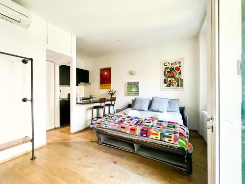 een slaapkamer met een bed en een keuken bij tHE Mundial Studio - Bosco Verticale View in Milaan