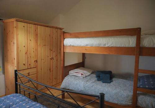 a bedroom with two bunk beds in a room at Primor Serra AL 2 in Covilhã
