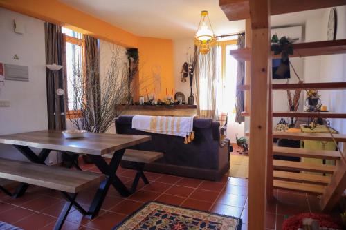een woonkamer met een bank en een tafel bij Primor Serra AL 2 in Covilhã