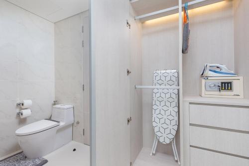 普吉市的住宿－Cassia Residence Laguna Phuket Holiday Rental Apartment, Bang Tao Beach，白色的浴室设有卫生间和电话。
