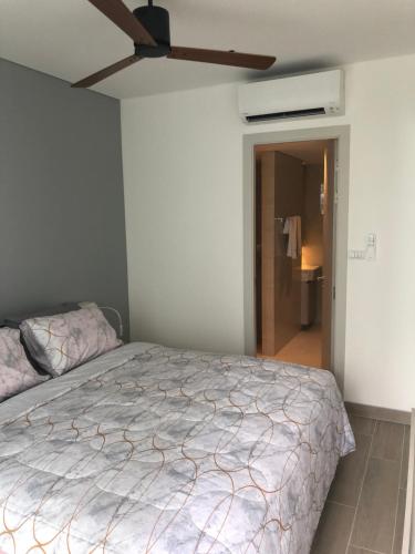 een slaapkamer met een bed en een plafondventilator bij Cassia Residence Laguna Phuket Holiday Rental Apartment, Bang Tao Beach in Phuket